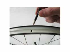 VAR LOT 2 VALVES ALU TUBELESS 35MM -VÉLOS ENFANTS SHOP var lot 2 valves alu tubeless 35mm 18